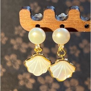 Fresh water pearl shell-shape earring made from Fritillaria